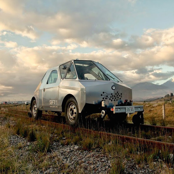 транспорт,ретро-автомобиль, Необычный ретро-автомобиль путешествует по заброшенным железным дорогам Мексики